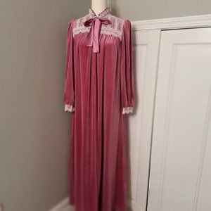 *SOLD* Nightgown by Donna Richard for Gilligan & O'Malley Pale Mauve Size Small